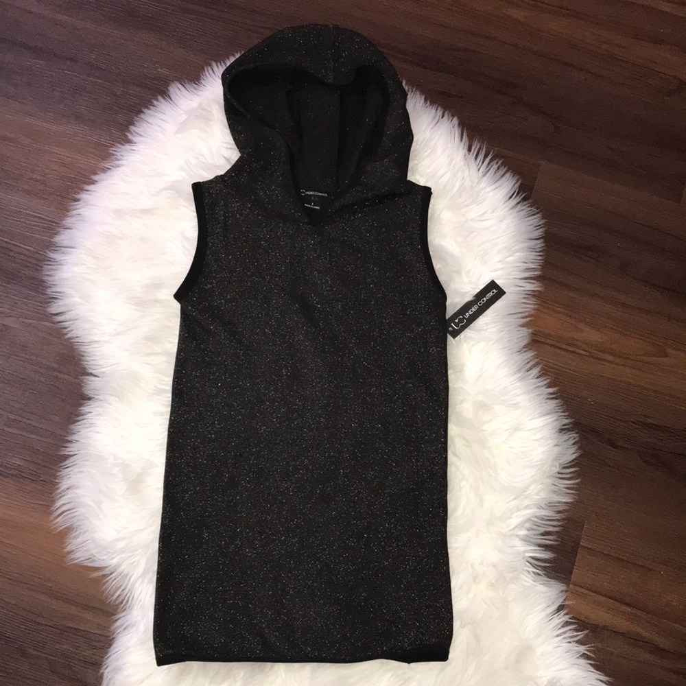 5 for $25🎈🤩🤩Black&Gold shimmer vest!❤️